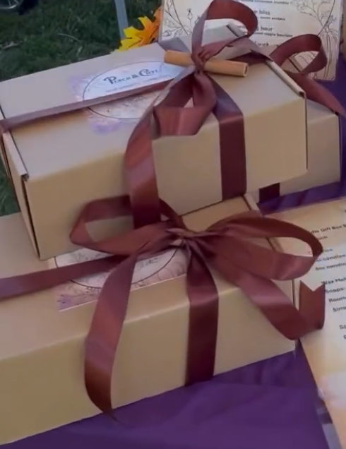 Leaf Peepin Candle Gift Set features 5 Fall scented candles, apple, pumpkin, chai latte, hazelnut coffee, toasted marshmallows, graham crackers, s'mores, fireplace embers, apple pie, mint chocolate cocoa 